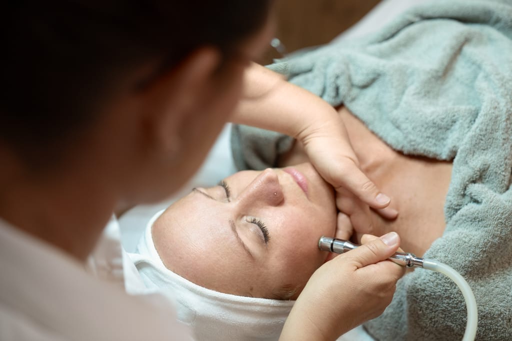 Apparative Gesichtsbehandlung mit Mikrodermabrasion im Kosmetiksalon hautnah