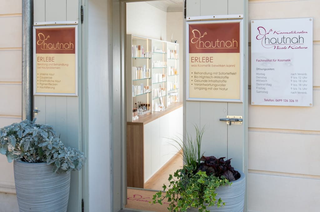 Eingang und Empfang des Kosmetiksalons hautnah in Langenzersdorf